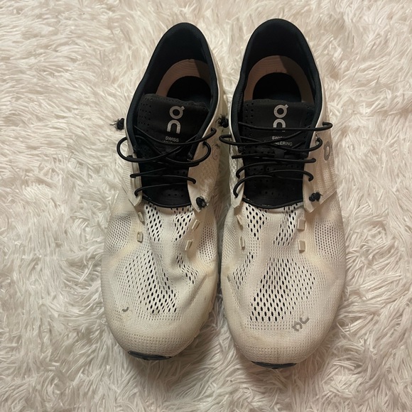 On Cloud running Shoes - Picture 7 of 16